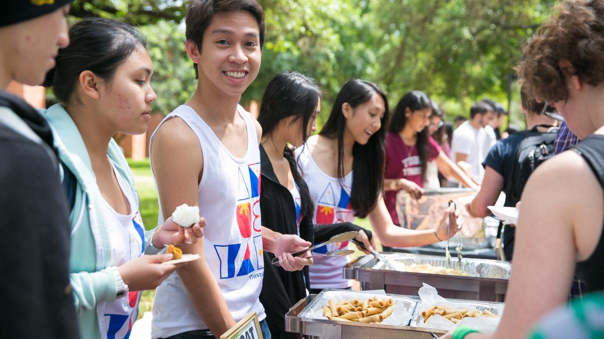 一名男学生在品味多样性餐厅排队上菜